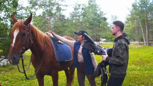 Instructeur selle un cheval