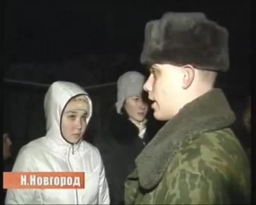 Soldat avec les habitants de la maison