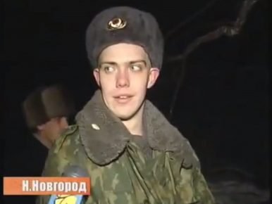 Le soldat qui a enlevé le chat de l'arbre