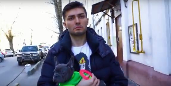 L'ami d'Ida avec un chien