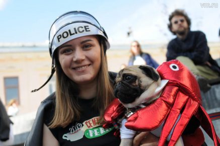 Fille avec un carlin